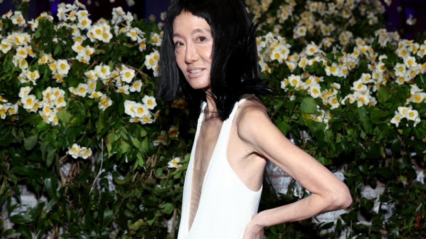 Βέρα Γουάνγκ: Προβλημάτισε η εμφάνιση της σχεδιάστριας μόδας – «Είναι αποστεωμένη ή άρρωστη» (βίντεο)