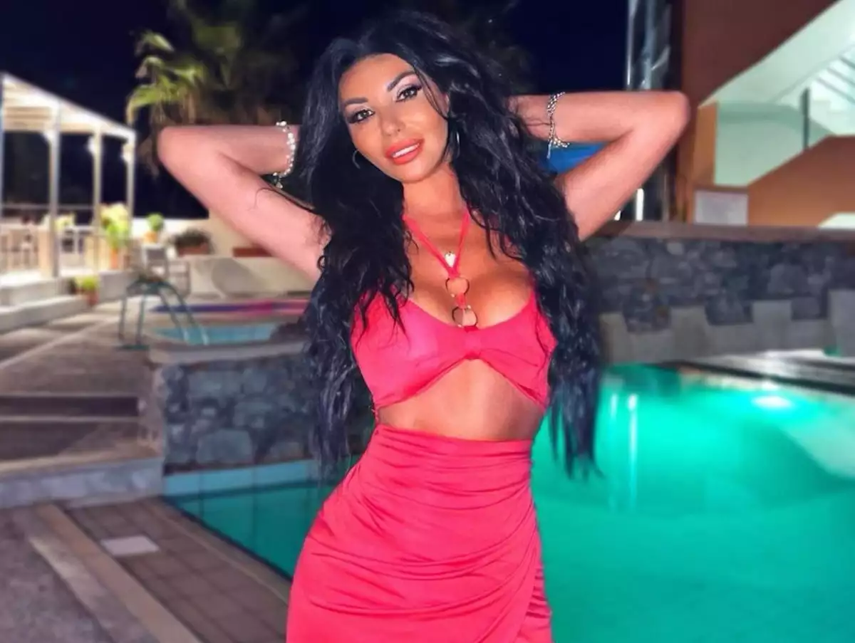 Π.Μαλλιωτάκη: Πόζαρε με μπικίνι στην παραλία και προκάλεσε «πανικό» στο Instagram (φωτο)