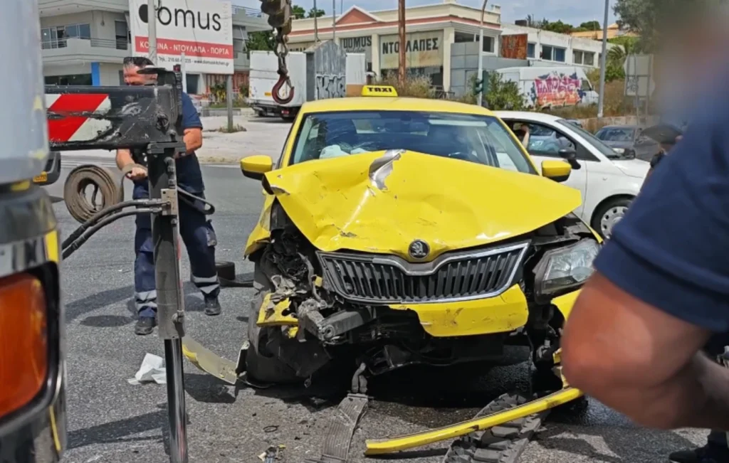 Τροχαίο ατύχημα στη λεωφόρο Μαραθώνος: Ταξί συγκρούστηκε με αυτοκίνητο – Ένας τραυματίας