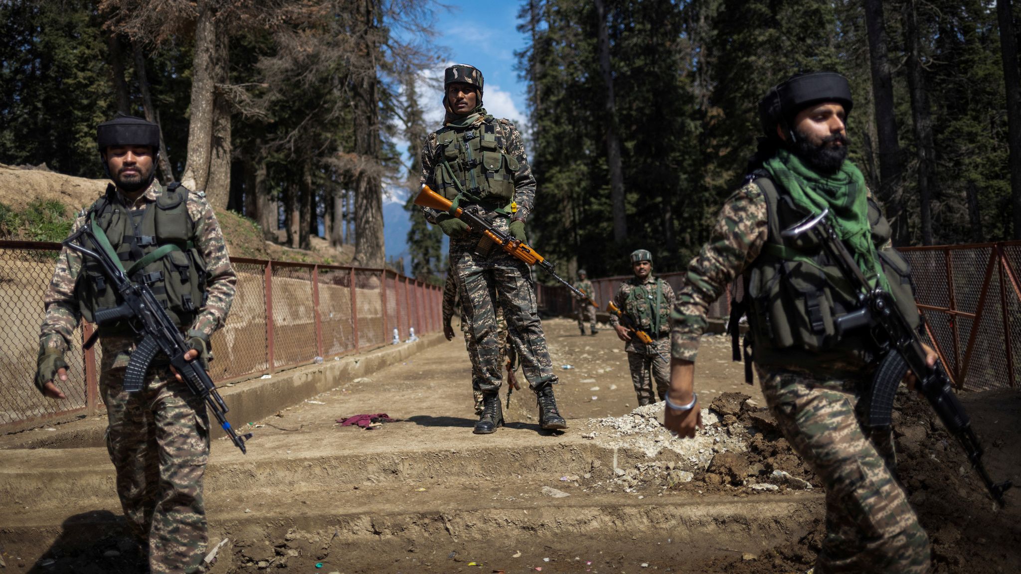 Κορυφώνεται η σύγκρουση της Ινδίας με το Πακιστάν: Στους 31 ανήλθαν οι νεκροί μετά από αεροπορικά πλήγματα (vids)