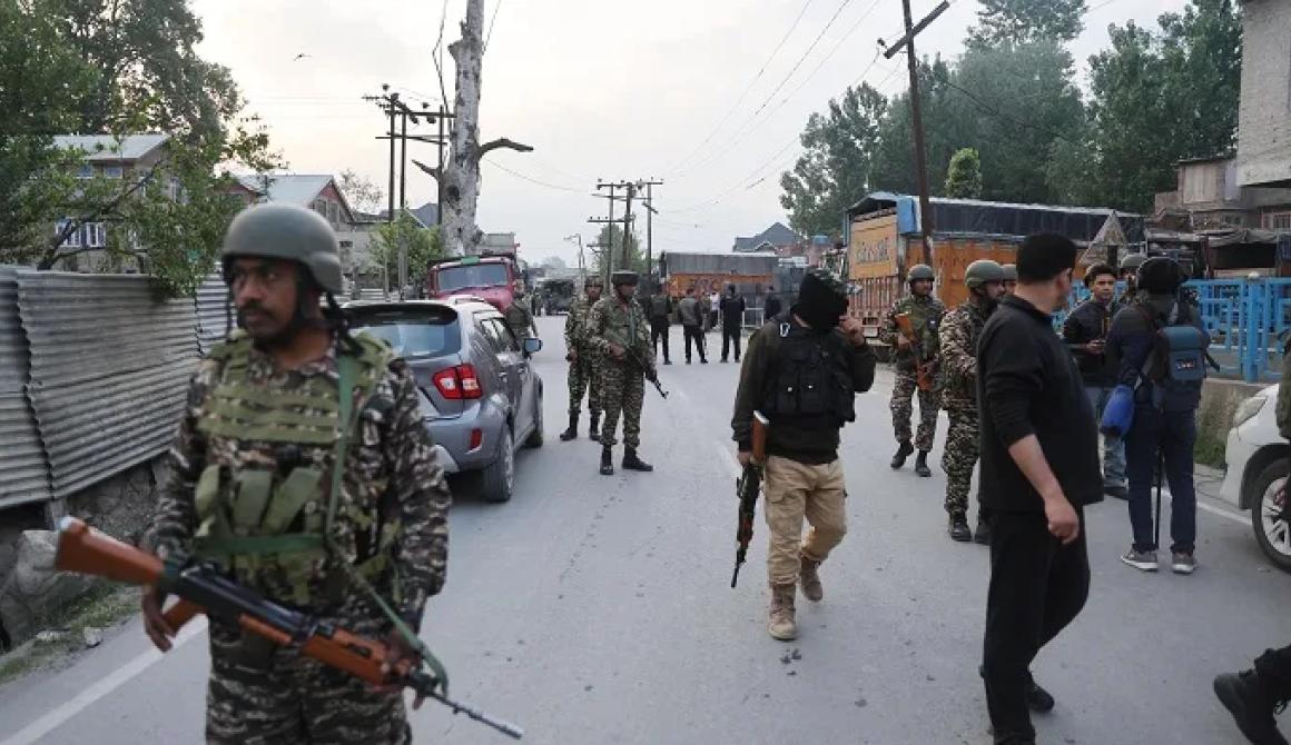 Υπουργός Άμυνας Ινδίας: «Στόχος των βομβαρδισμών ήταν τα στρατόπεδα τρομοκρατών στο Πακιστάν»