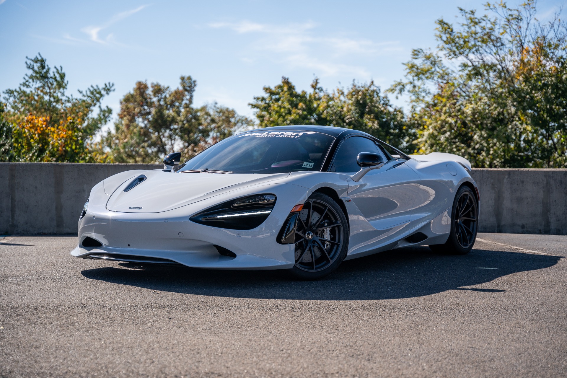 Ουκρανοί γιατροί κρύβουν τις… πολυτελείς τους McLaren 720S σε υπόγειο γκαράζ για να μην χτυπηθούν από drones (vid)