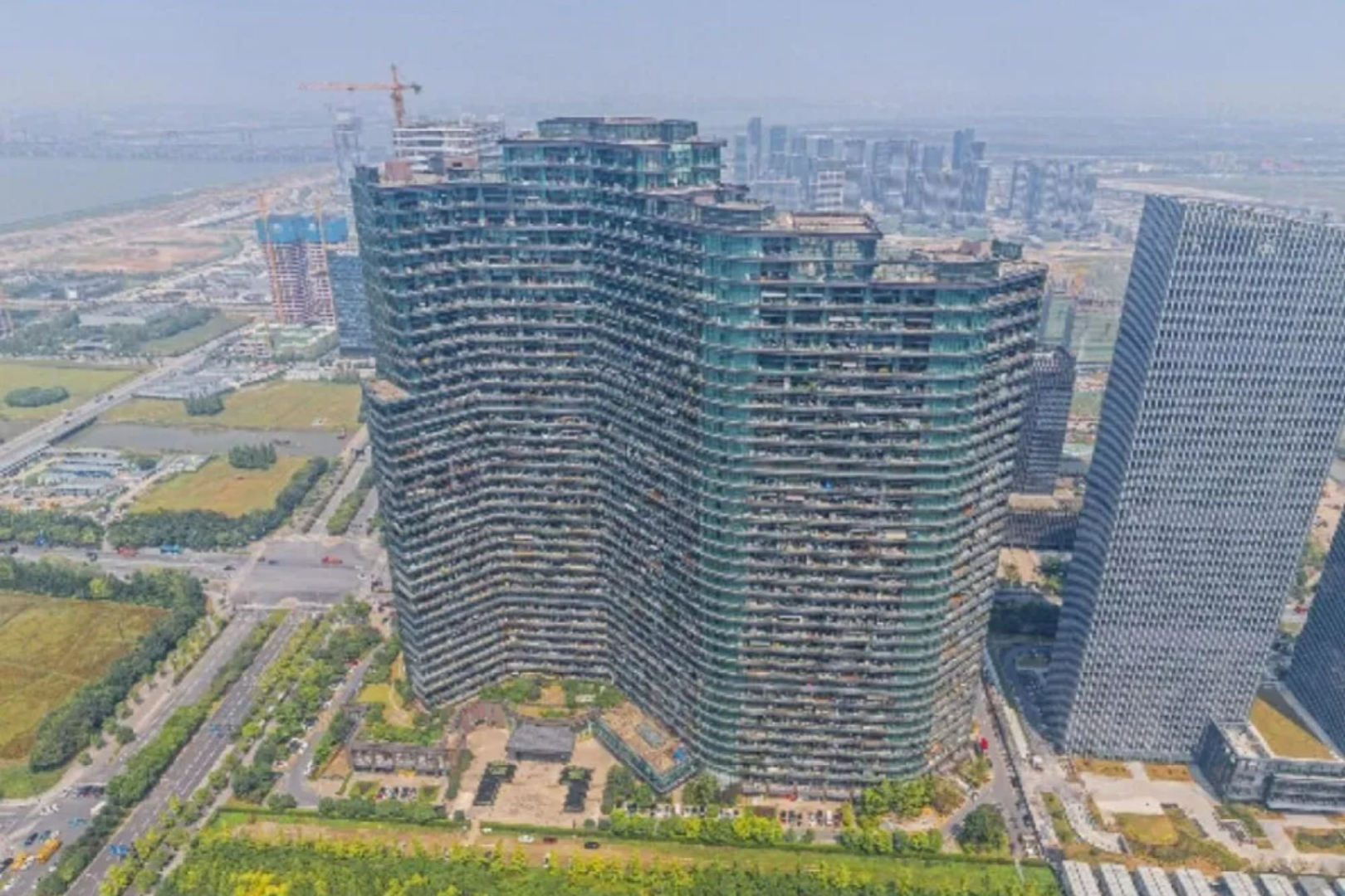 Κίνα: Το μεγαλύτερο συγκρότημα κατοικιών στον κόσμο που έγινε viral – Ζουν 20.000 άνθρωποι (βίντεο)