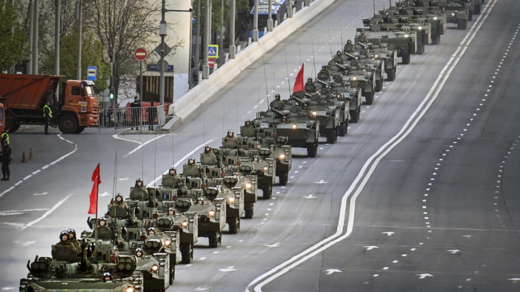 Κάτω από αυστηρά μέτρα προστασίας και οι πρόβες για τη μεγαλειώδη παρέλαση στη Μόσχα – Δείτε βίντεο