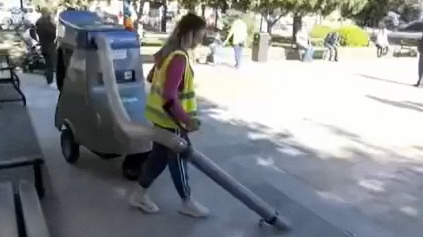 Σέρρες: Οι υπάλληλοι δεν χρησιμοποιούν μηχανήματα καθαριότητας, γιατί φοβούνται ότι έχουν GPS και τους εντοπίζουν!