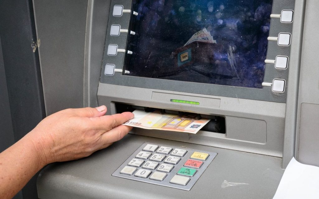 «Τελειώνουν» τις κάρτες για ανάληψη από τα ATM: Έτσι θα βγάζουμε χρήματα (φωτο)