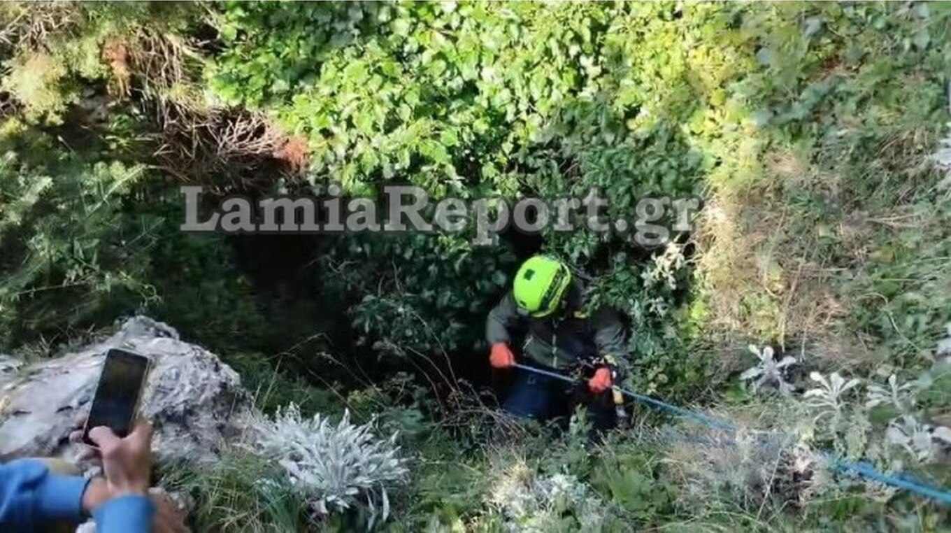 Στυλίδα: Άνδρες γλίστρησαν κι έπεσαν σε γκρεμό ενώ προσπαθούσαν να αλλάξουν λάστιχο στο αυτοκίνητο (φωτο)