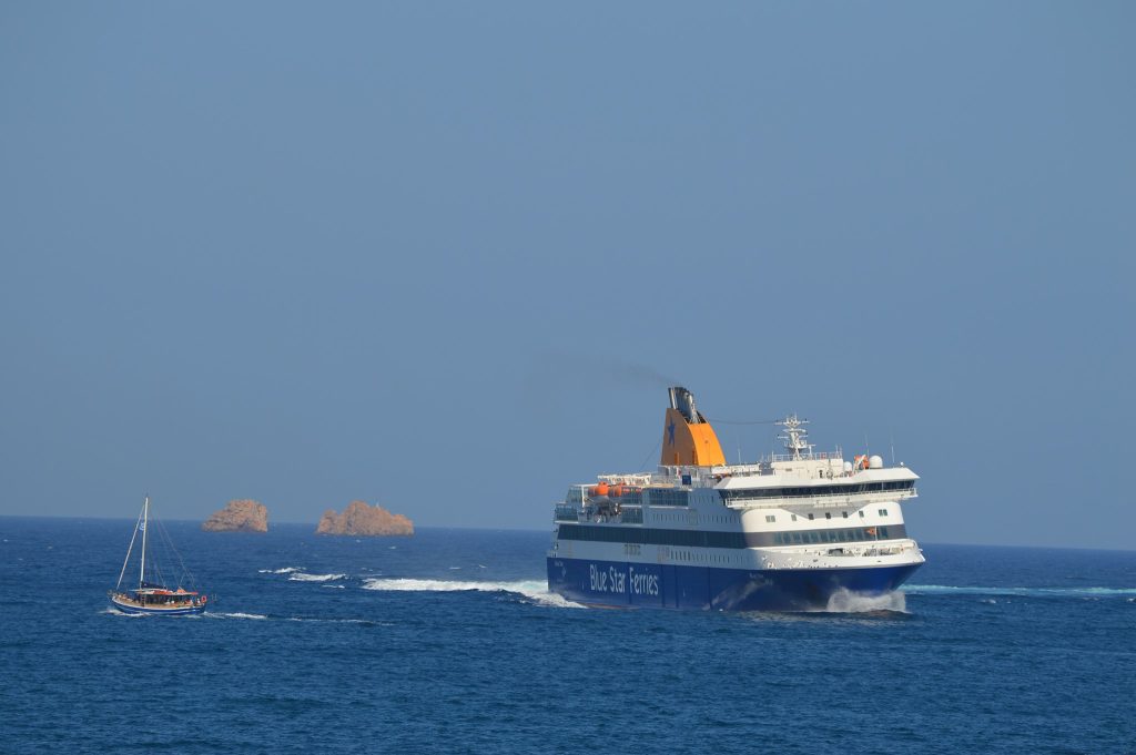 Αναστάτωση στο λιμάνι της Πάτμου: Άνδρας πήδηξε από το πλοίο και έπεσε στη θάλασσα