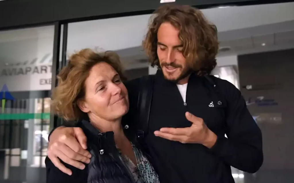 Η μητέρα του Σ.Τσιτσιπά λέει πως δεν ήταν αυτή αλλά η…δίδυμη αδερφή της που έβγαλε το σκύλο κι επιτέθηκε σε άτομο