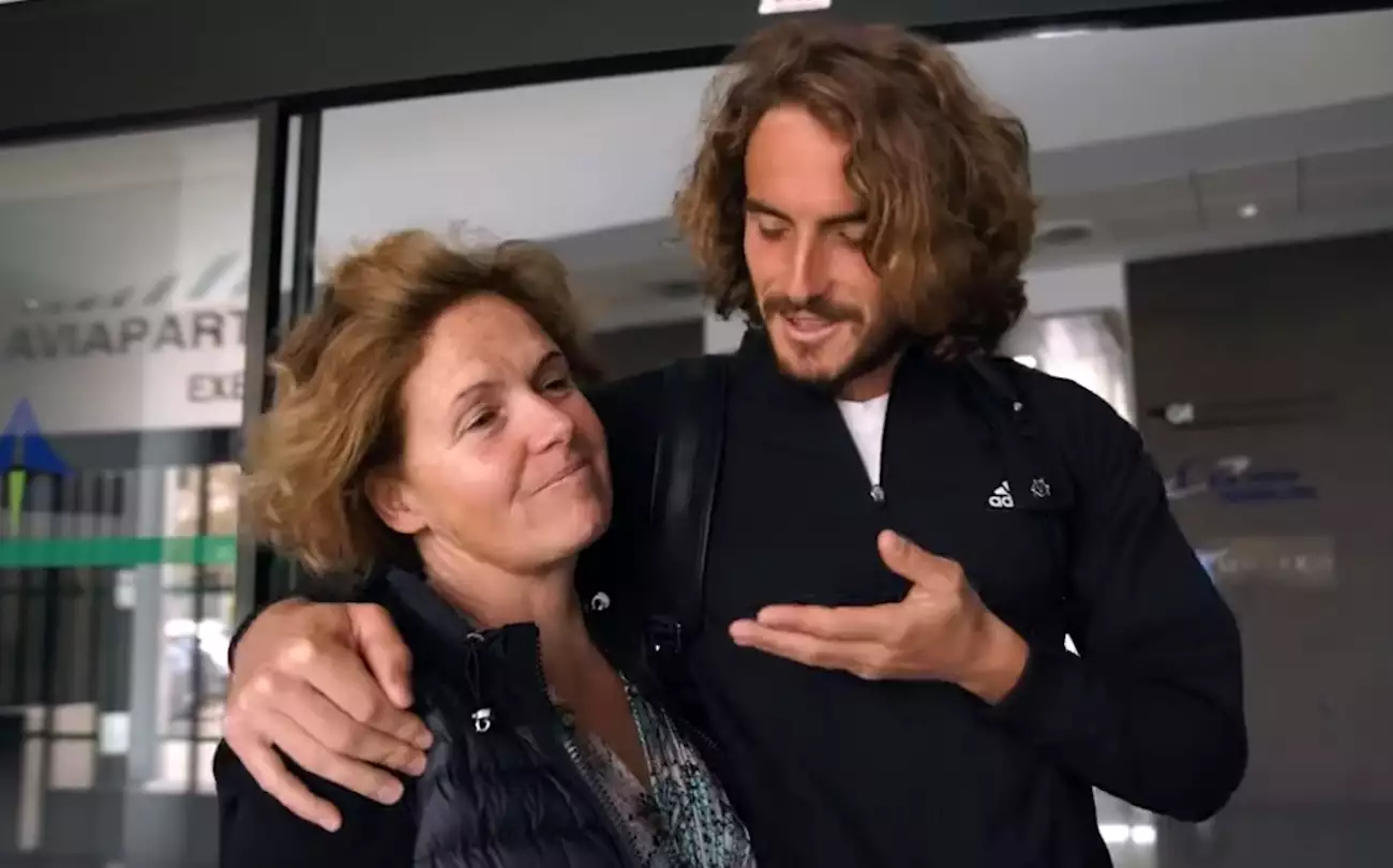 Η μητέρα του Σ.Τσιτσιπά λέει πως δεν ήταν αυτή αλλά η…δίδυμη αδερφή της που έβγαλε το σκύλο κι επιτέθηκε σε άτομο