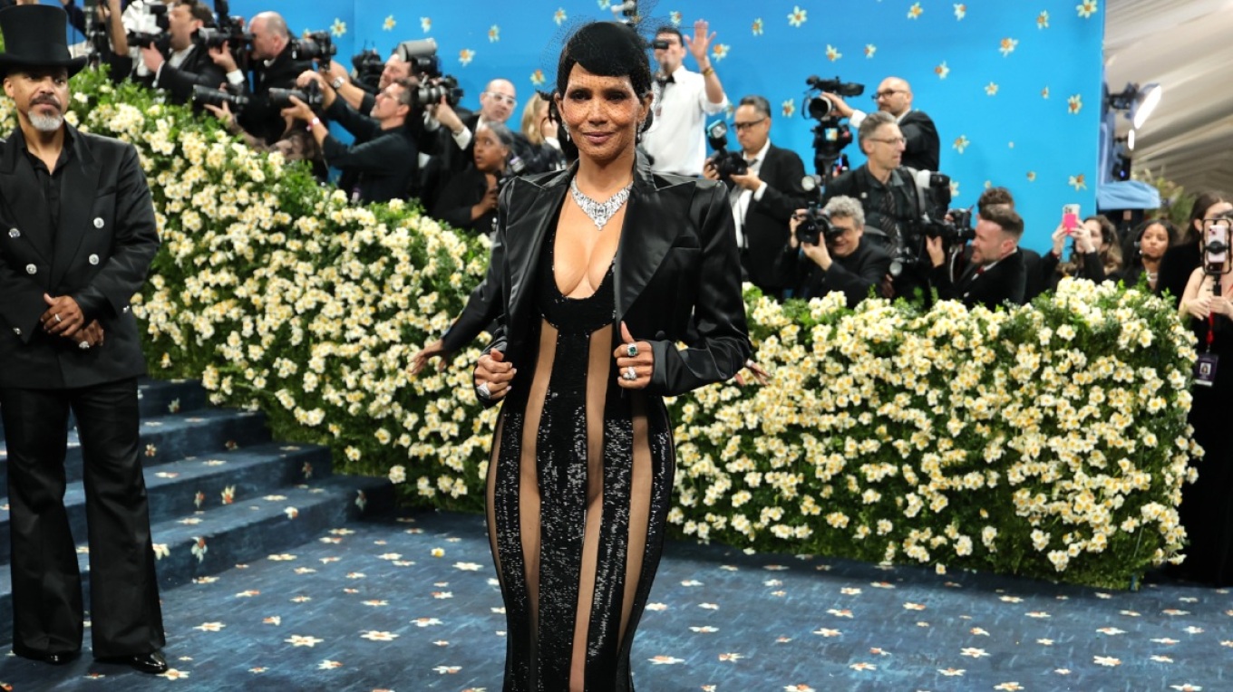 Το αποκαλυπτικό φόρεμα της Χάλι Μπέρι που έκρυψε… λίγα πράγματα προκάλεσε «θύελλα» αντιδράσεων στο Χ (φωτο)