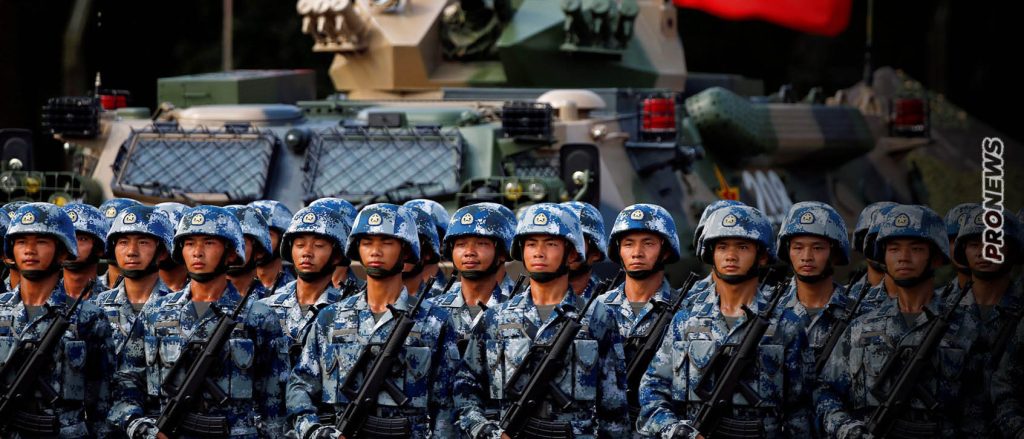 Ατραξιόν της ρωσικής παρέλασης η κινεζική στρατιωτική δύναμη: Όλοι θέλουν να φωτογραφίζονται μαζί τους (βίντεο)