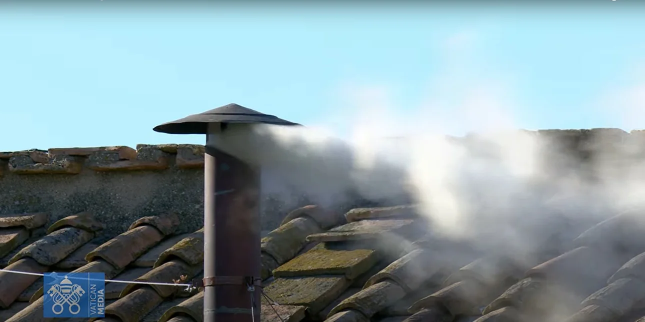 Λευκός καπνός στην Καπέλα Σιξτίνα – Εκλέχθηκε νέος Πάπας!