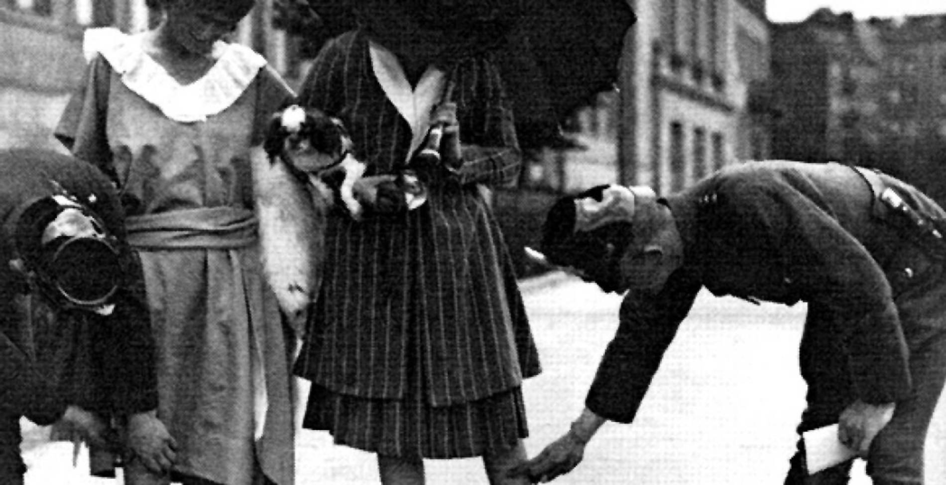 Όταν ο Θεόδωρος Πάγκαλος απαγόρευσε τις κοντές φούστες