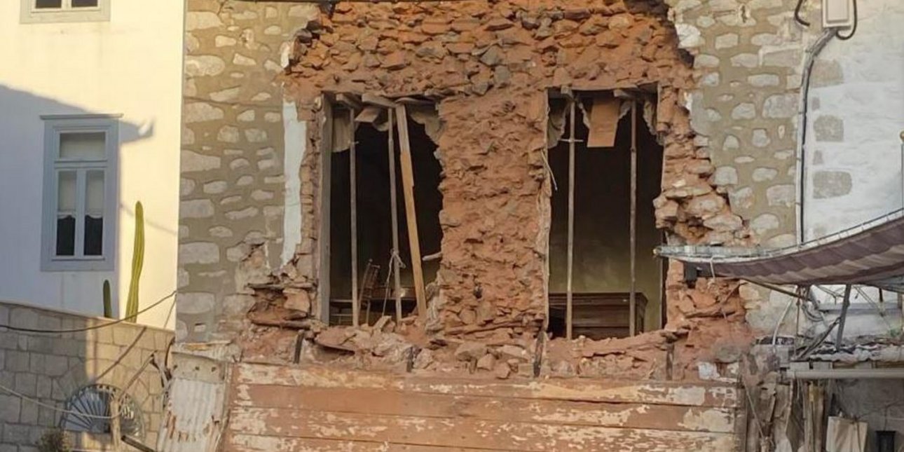 Ύδρα: Κατέρρευσε πρόσοψη κτιρίου σε κεντρικό δρόμο κοντά στο λιμάνι – Από τύχη δεν υπήρξαν τραυματισμοί