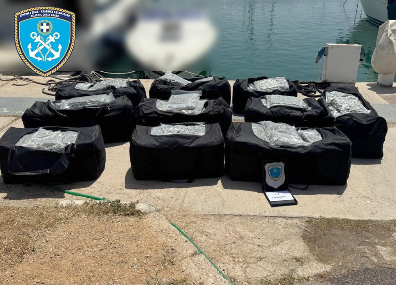 Το Λιμενικό εντόπισε 196 κιλά κάνναβης μέσα σε ταχύπλοο στην παραλία της Γλυφάδας (φωτο)