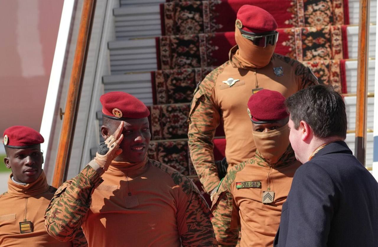 Με ρωσικό αεροσκάφος μετέβη στη Μόσχα ο πρόεδρος της Μπουρκίνα Φάσο, Ιμπραήμ Τραορέ