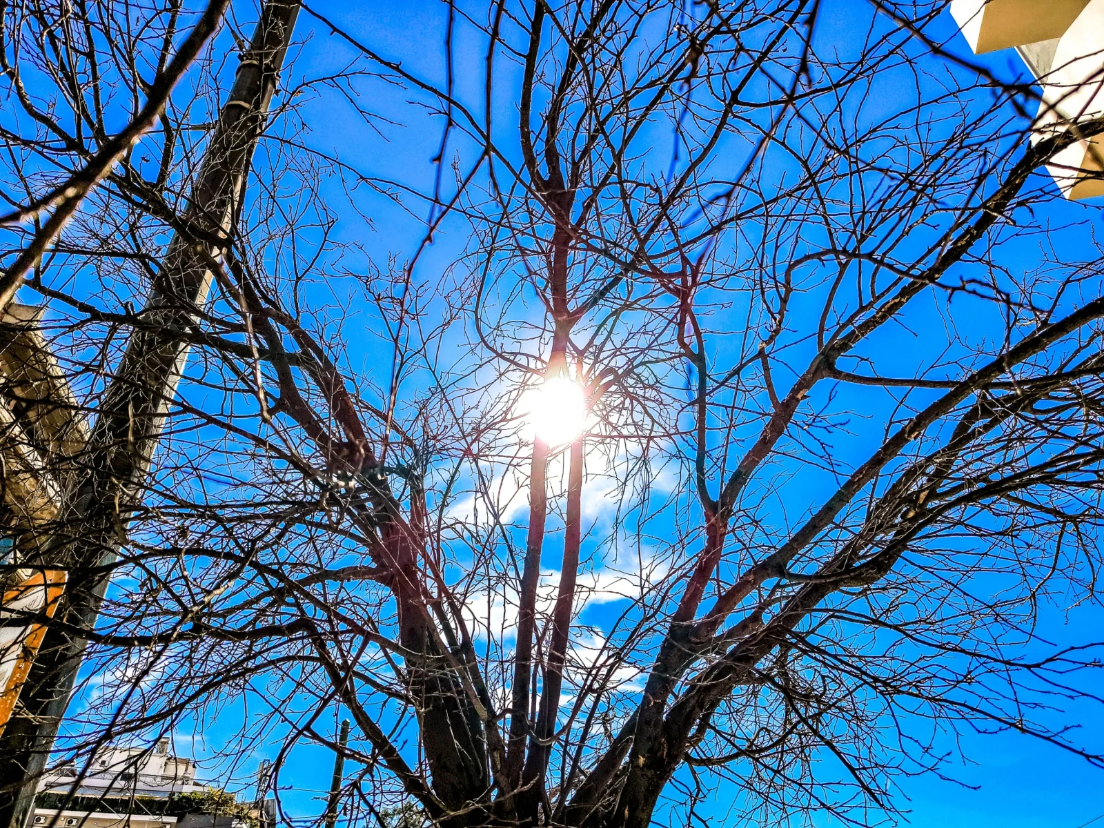 Καιρός: Αίθριος σήμερα με σκόνη και τοπικές βροχές – Πέφτει η θερμοκρασία το Σαββατοκύριακο