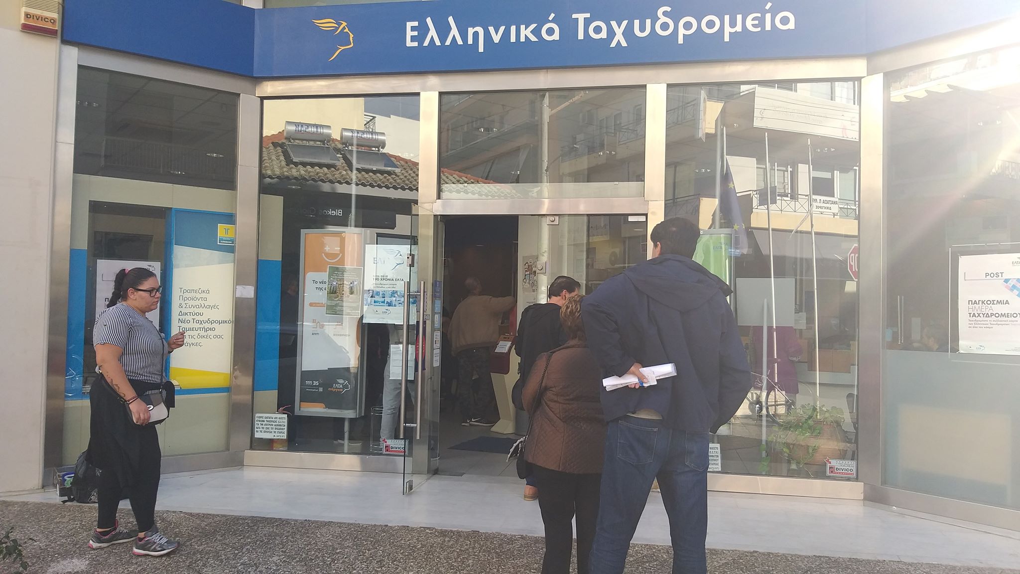Καλαμάτα: Σκηνές «χάους» στα ΕΛΤΑ για μία θέση στην ουρά – Παραχώρησαν προτεραιότητα σε έγκυο