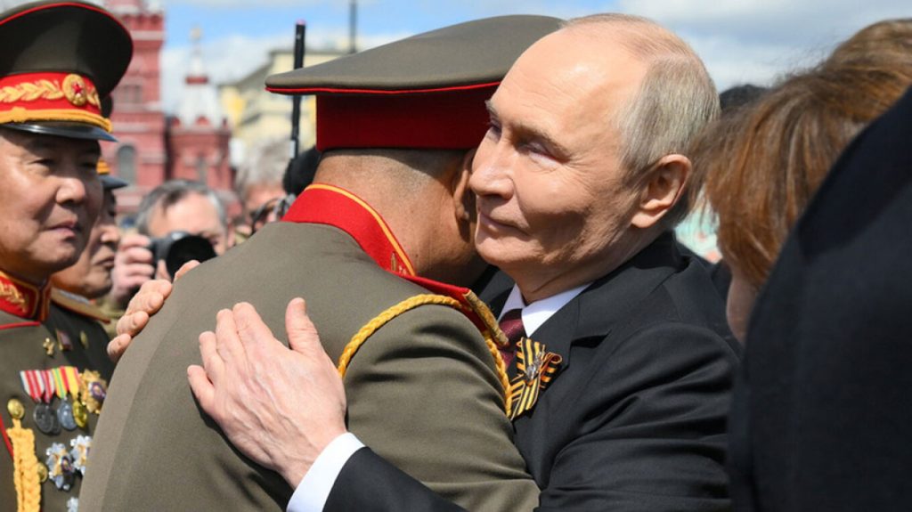 Η στιγμή που ο Β.Πούτιν αγκαλιάζει Βορειοκορεάτη αξιωματικό – Δείτε βίντεο