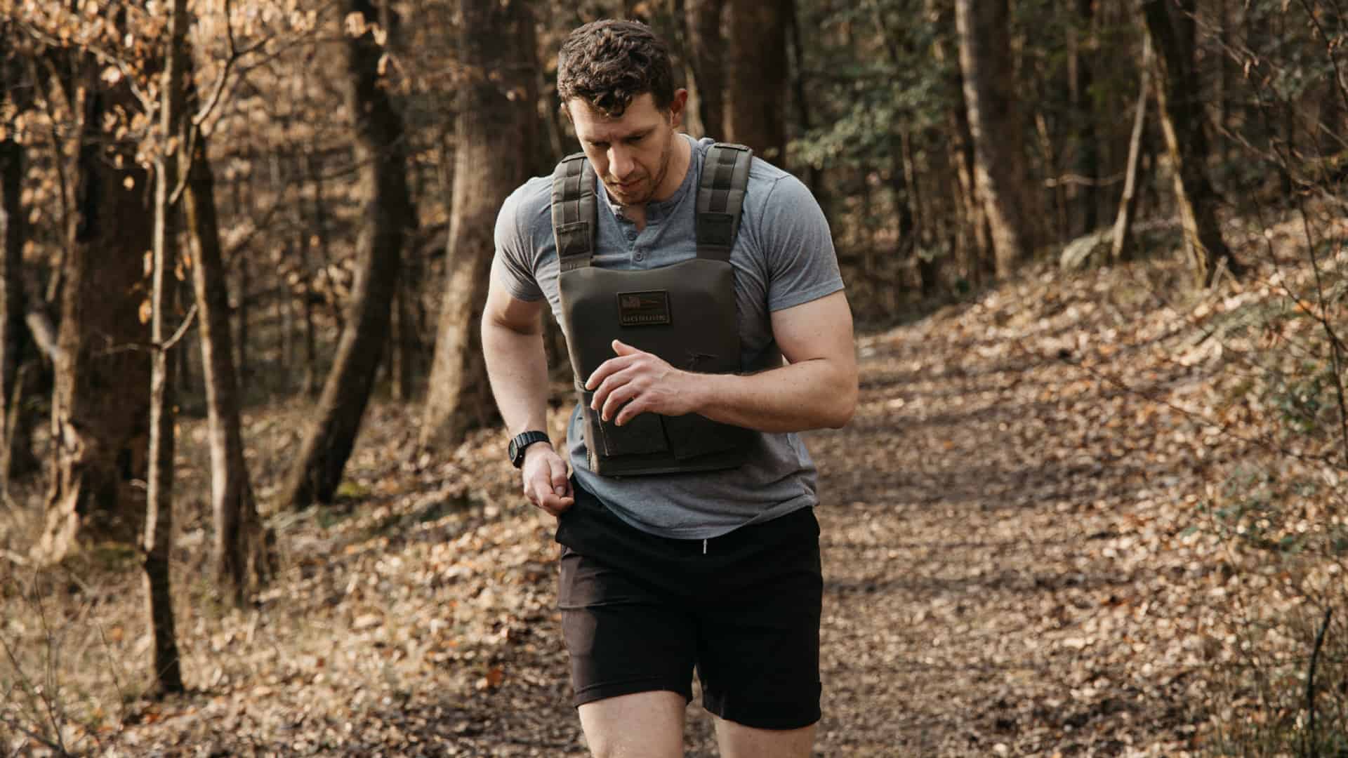 Rucking: Η στρατιωτική μέθοδος που μετατρέπει μια απλή βόλτα σε ολοκληρωμένη προπόνηση