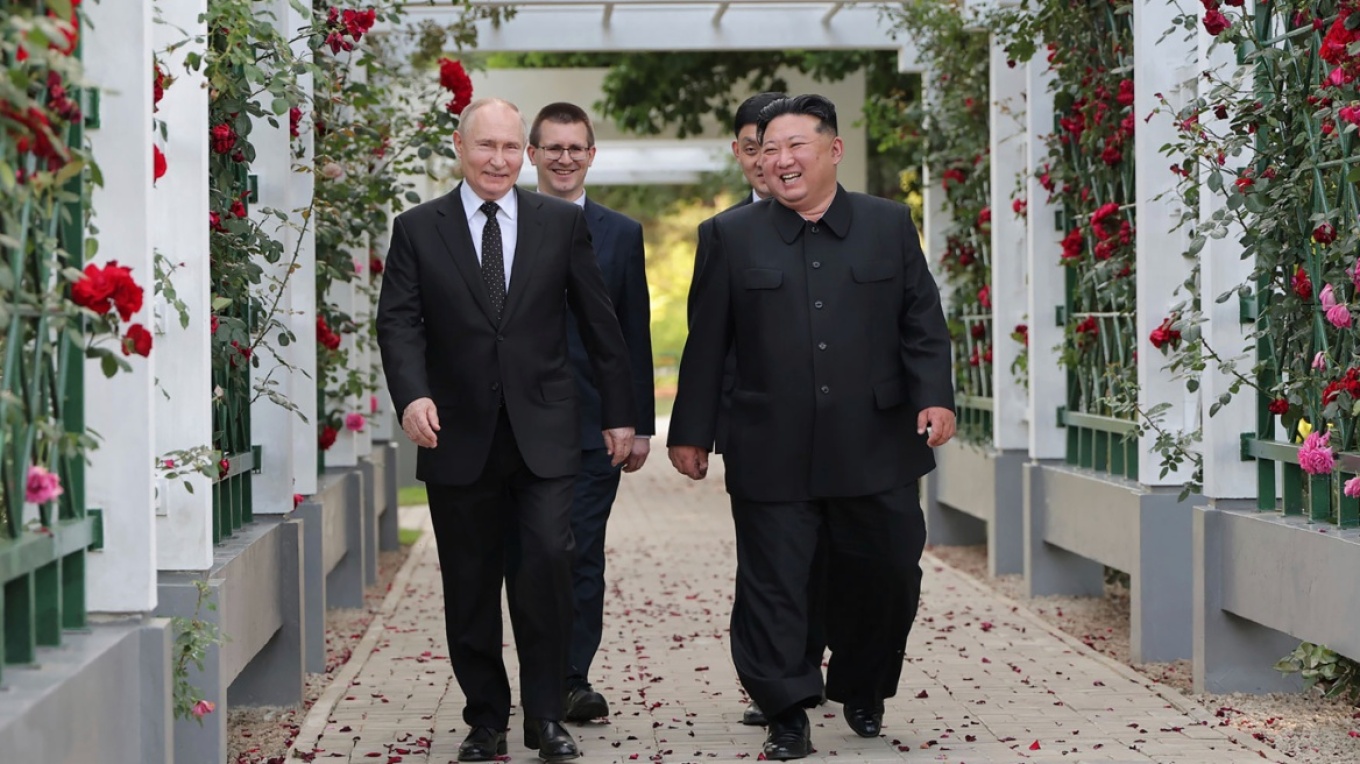 Κιμ Γιονγκ Ουν: «Αν οι ΗΠΑ ή οποιοσδήποτε άλλος επιτεθεί στους αδερφούς μας τους Ρώσους, θα απαντήσουμε κατάλληλα»