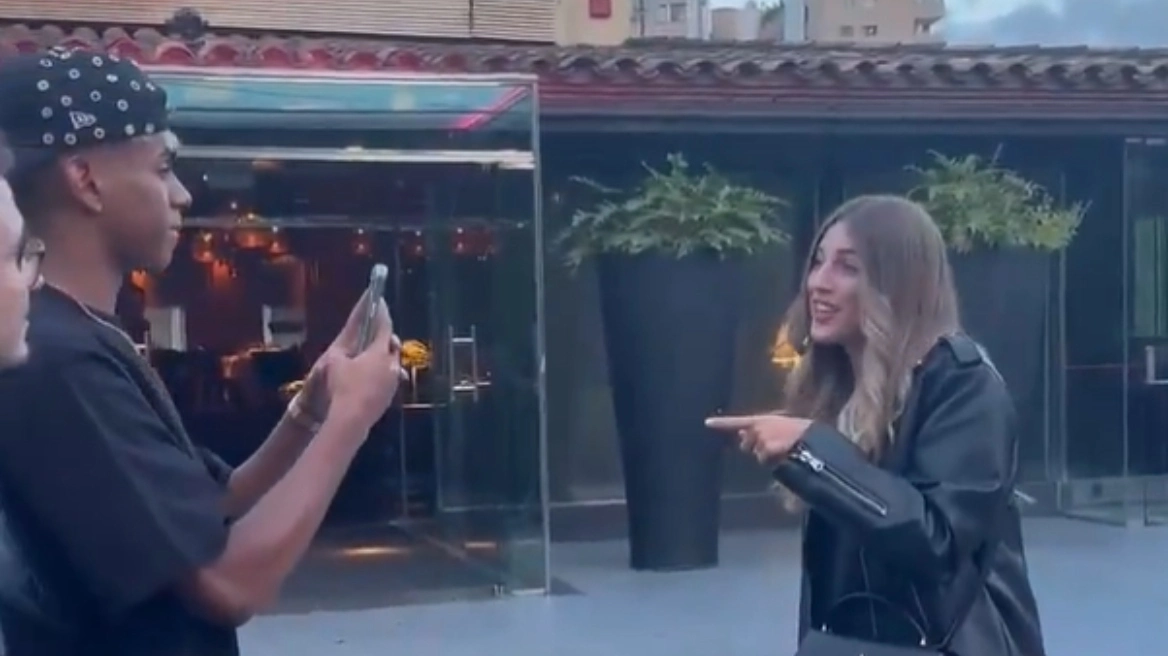 Βίντεο: Τουρίστριες ζήτησαν από τον Λ.Γιαμάλ να τις βγάλει φωτογραφία χωρίς να ξέρουν ποιος είναι 