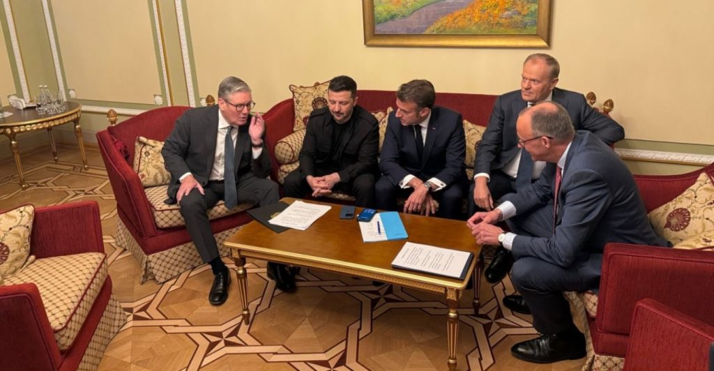 Σχολιάστηκε ποικιλοτρόπως η σύσκεψη Ζελένσκι και Ευρωπαίων ηγετών γύρω από ένα… τραπεζάκι (φωτο)