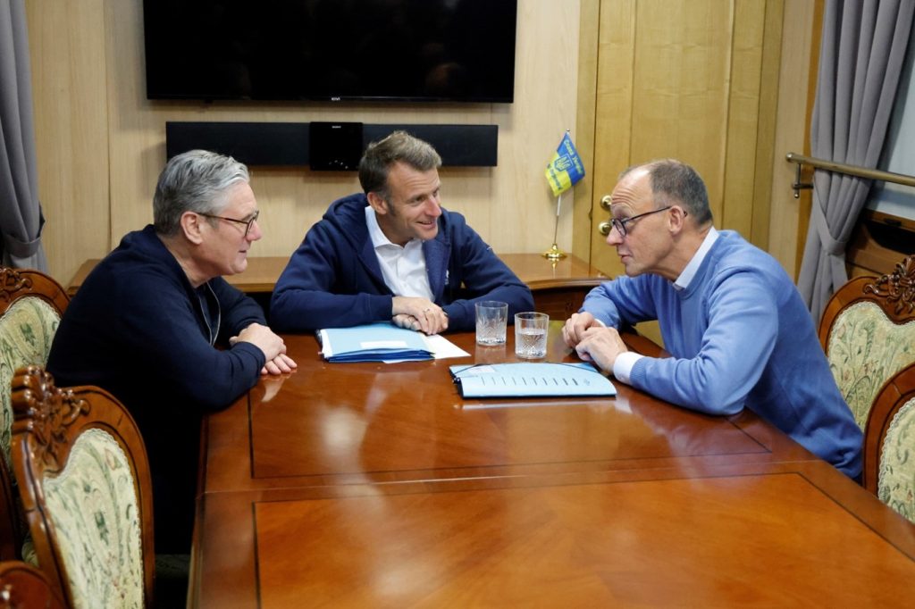 Διπλωματικός «πυρετός» στο Κίεβο: Συνάντηση Μακρόν, Μερτς και Στάρμερ για τη… «Συμμαχία των Προθύμων» (φωτο)