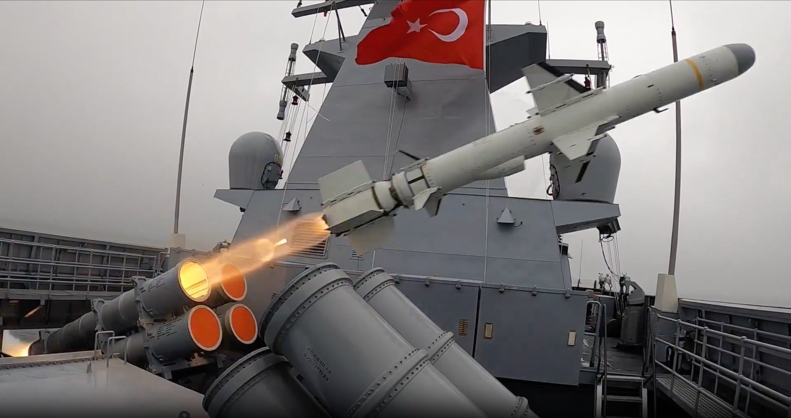 Βλήμα επιφανείας-επιφανείας ATMACA δοκιμάστηκε από την τουρκική φρεγάτα TCG Kınalıada (βίντεο)