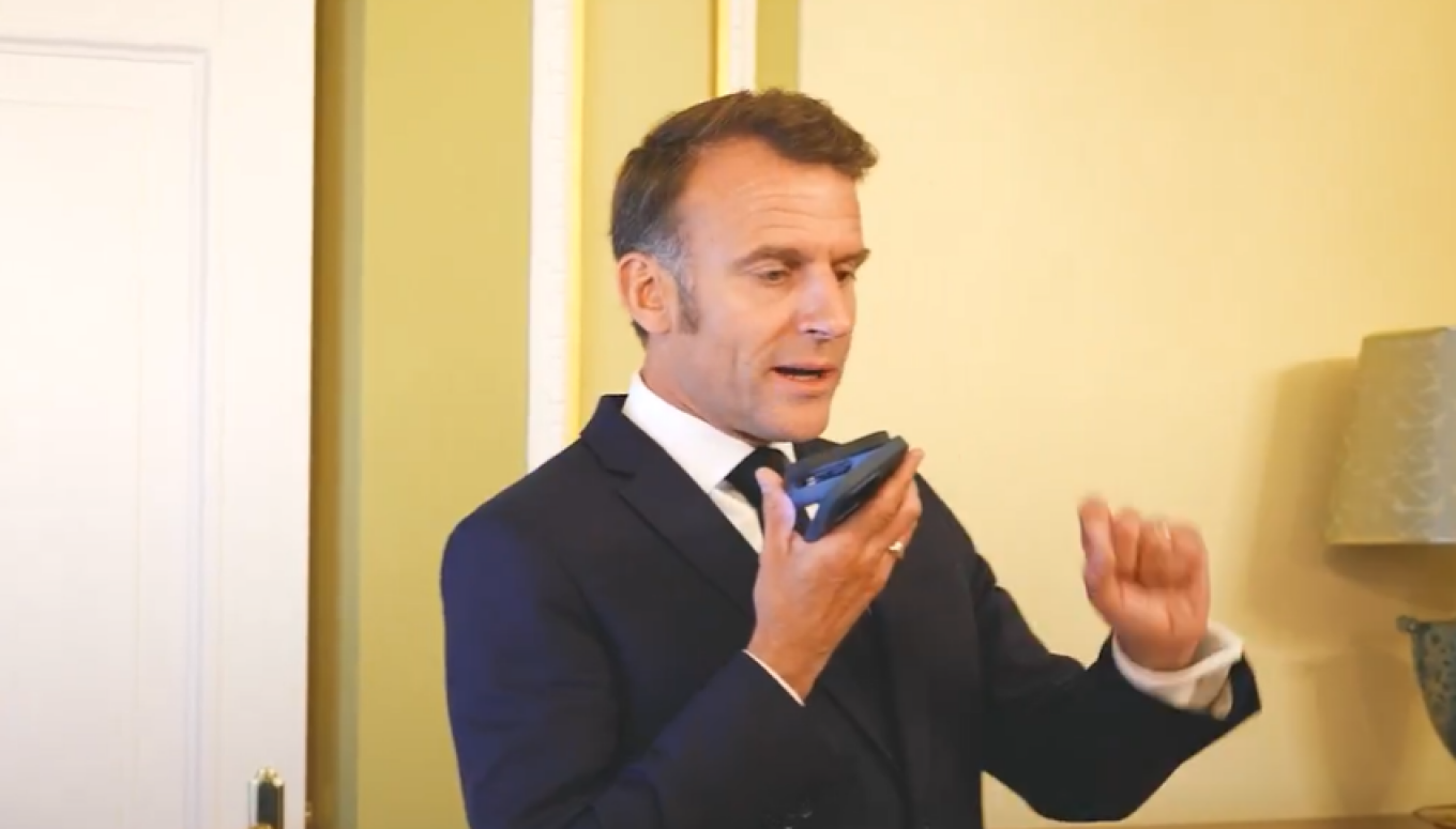 Το βίντεο του Ε.Μακρόν από το τρένο: «Τι ώρα φτάνουμε; Περίμενε Ντόλαντ να καλέσω και τους άλλους»