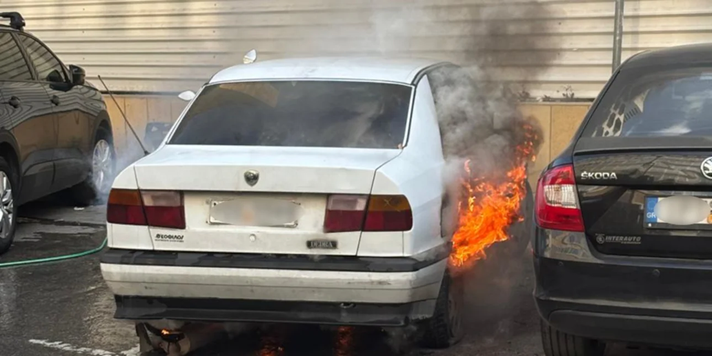 Φωτιά σε σταθμευμένο αυτοκίνητο έξω από το Χίλτον (φώτο)