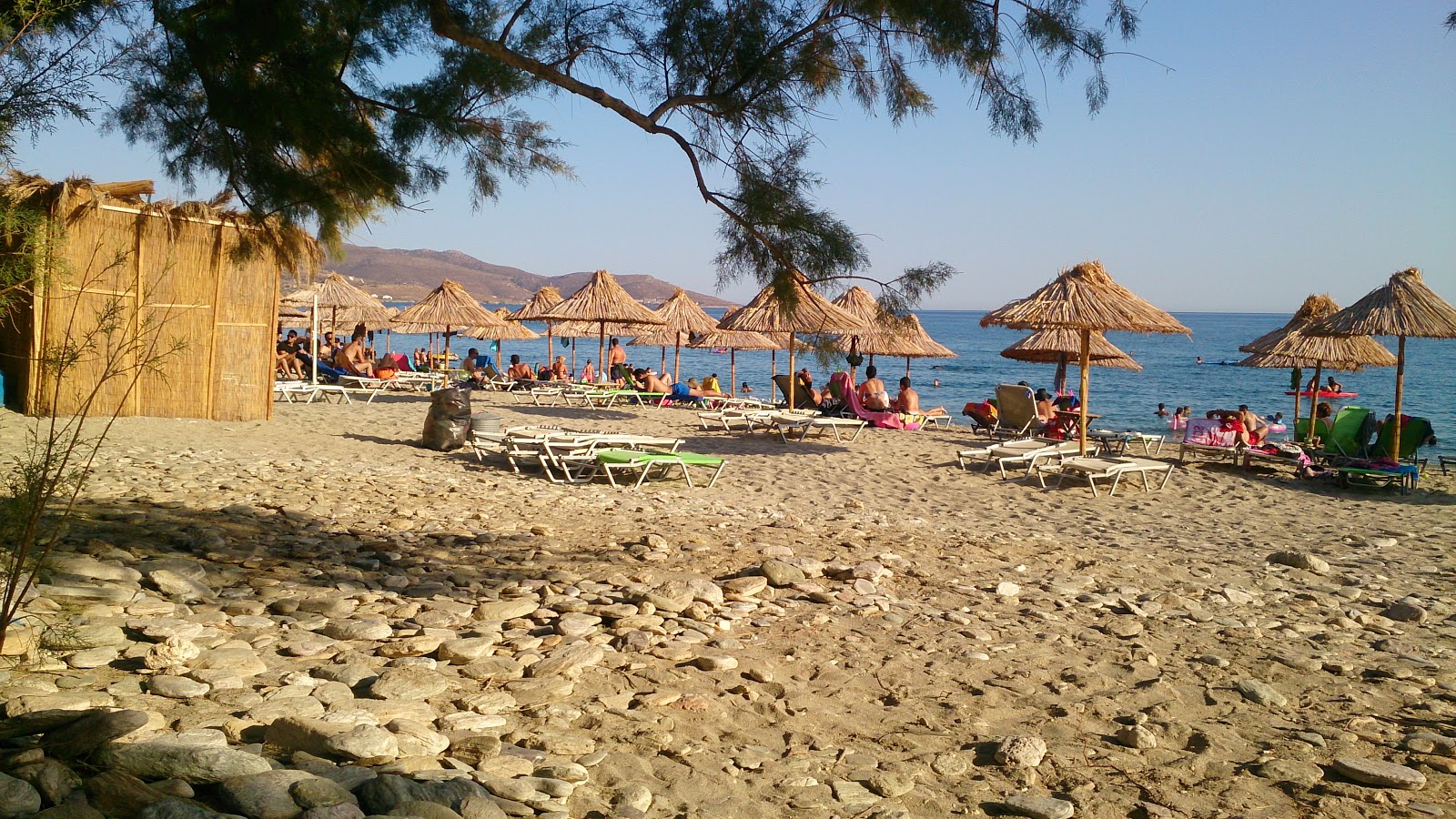 Πέντε συλλήψεις για κατάληψη παραλίας στην Ανάβυσσο: Μετέτρεψαν καντίνα σε beach bar – Αντιδρούν οι επιχειρηματίες