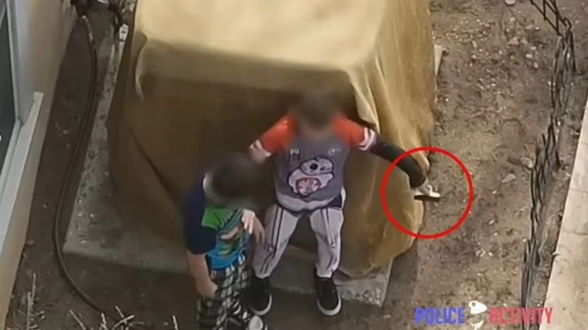 ΗΠΑ: H στιγμή που δύο αγοράκια παίζουν με όπλο και αστυνομικοί πυροβολούν στο μέρος τους για να τρομάξουν (βίντεο)