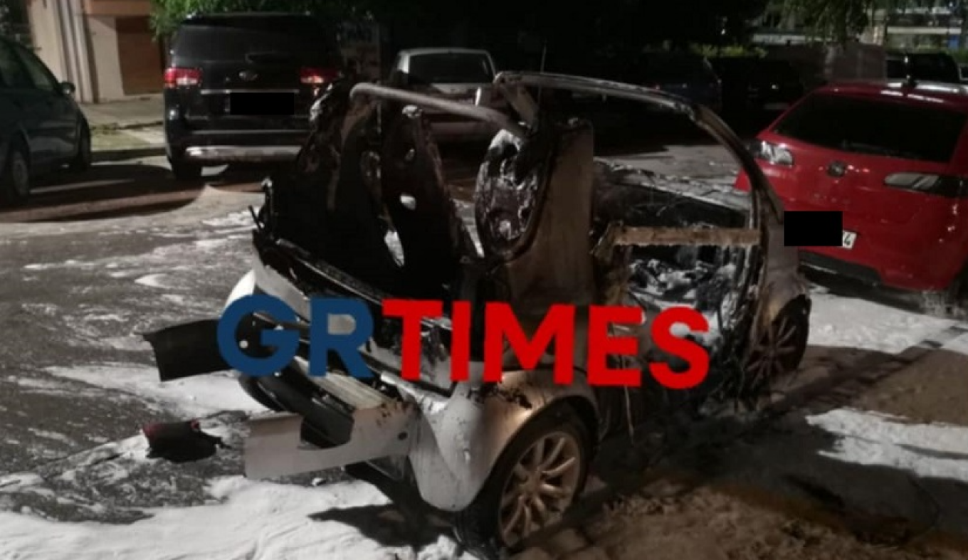 Θεσσαλονίκη: Εμπρησμός σε αυτοκίνητο Smart εργαζομένου σε νοσοκομείο – Δείτε βίντεο