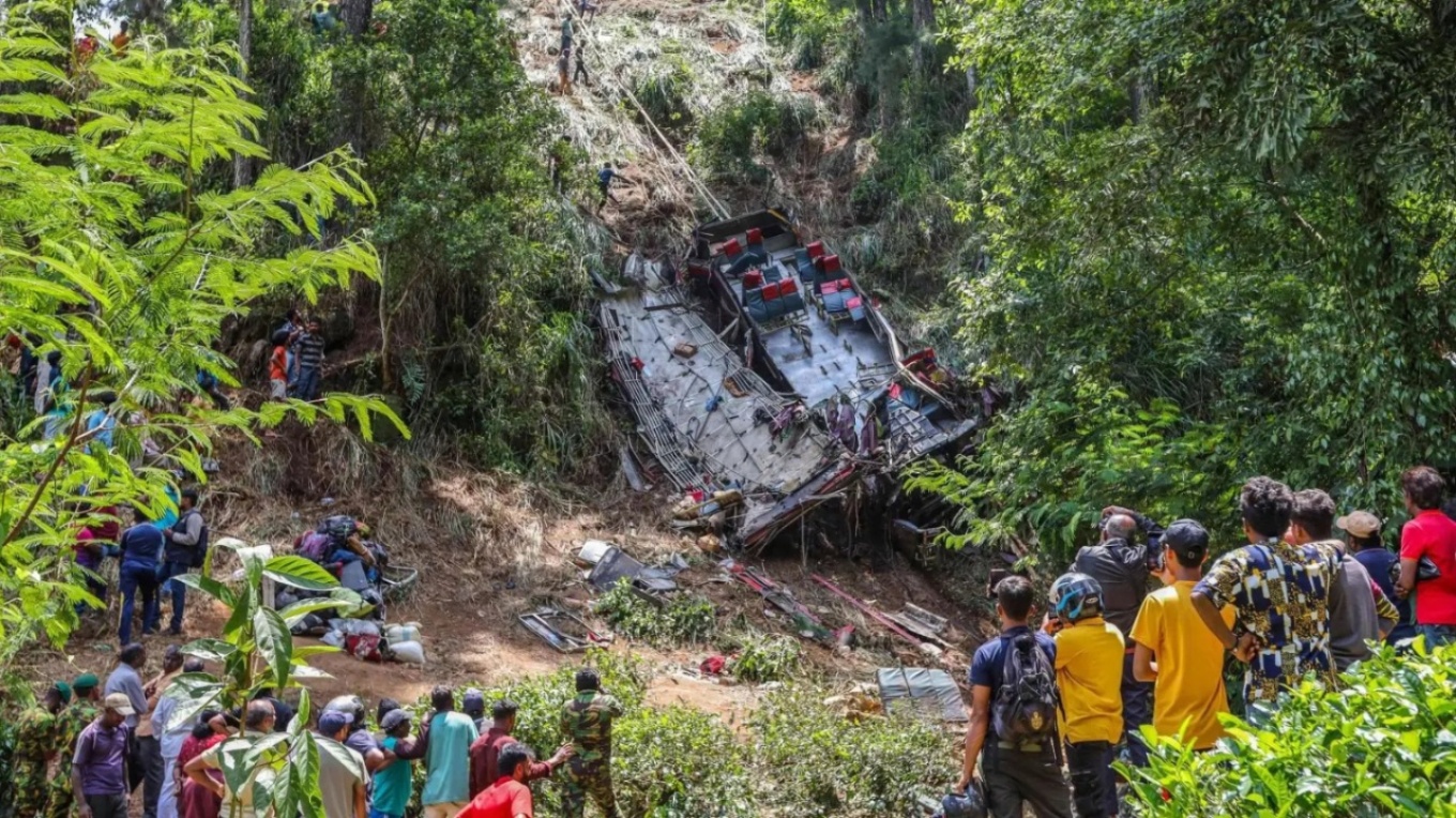 Σρι Λάνκα: «Κομμάτια» έγινε το λεωφορείο που μετέφερε 70 άτομα – Τουλάχιστον 21 άνθρωποι σκοτώθηκαν (βίντεο)