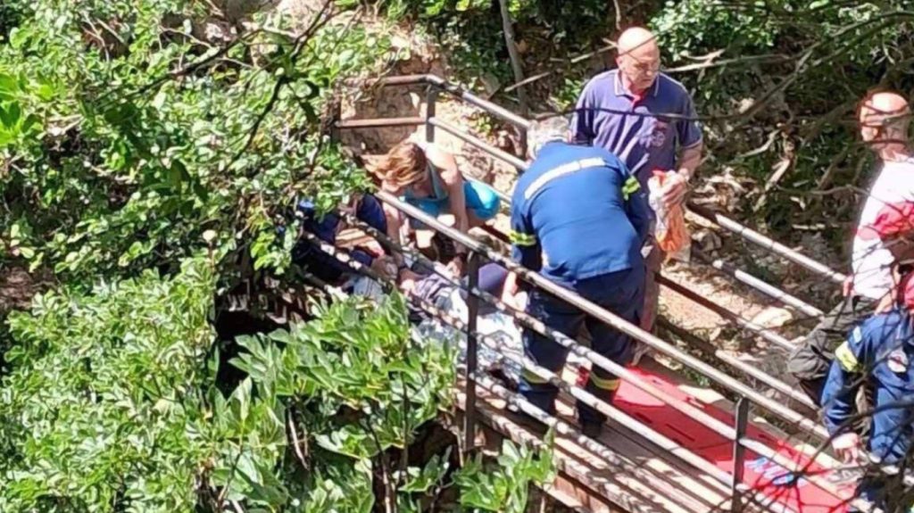 Νέδα: Νεκρό το 4χρονο αγόρι που έπεσε από γκρεμό 25 μέτρων – «Ο πατέρας του έπεσε για να το σώσει»