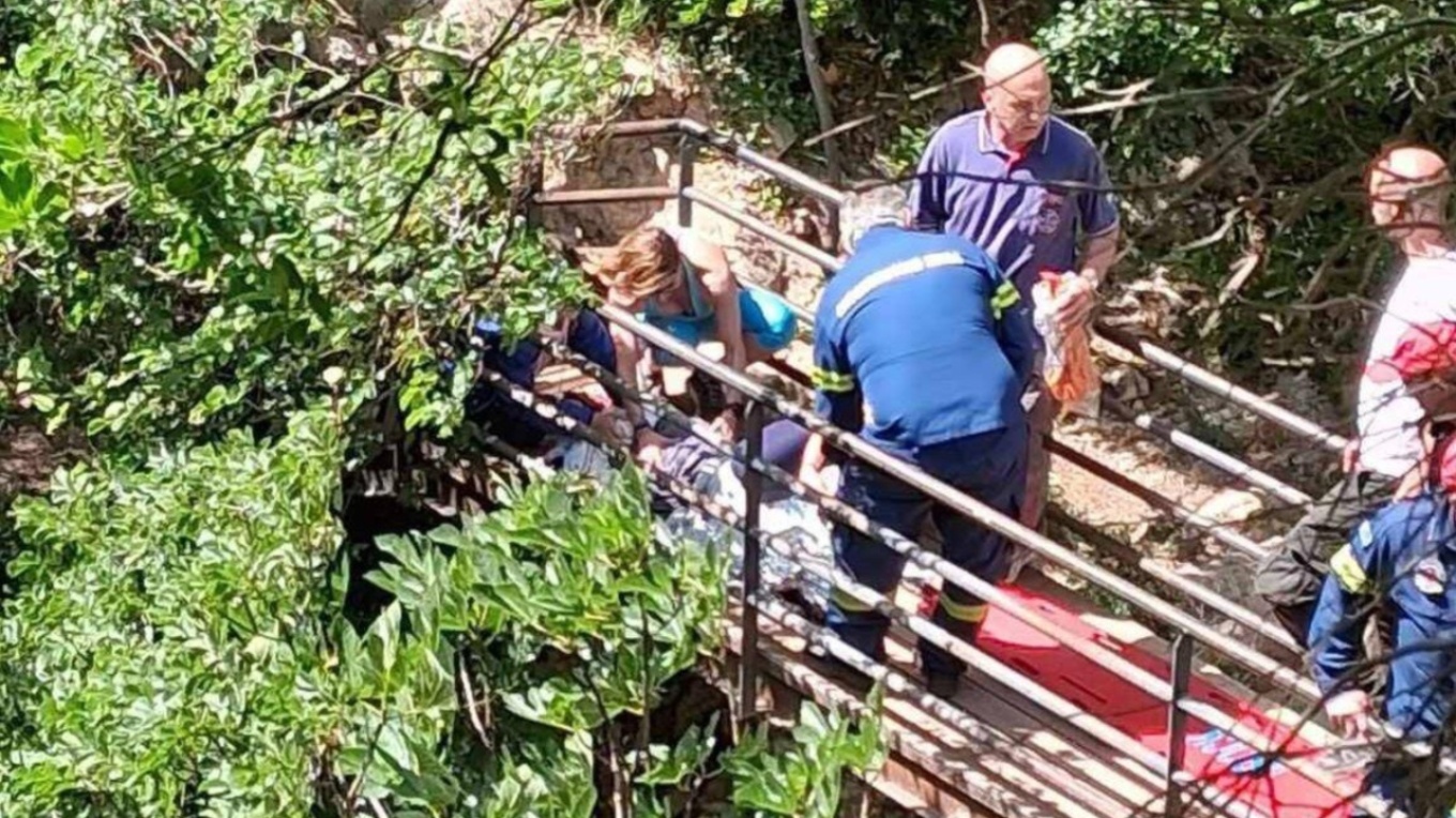 Νέδα: Νεκρό το 4χρονο αγόρι που έπεσε από γκρεμό 25 μέτρων – «Ο πατέρας του έπεσε για να το σώσει»