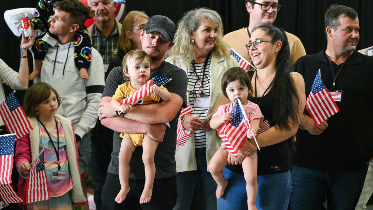 Έφτασαν στις ΗΠΑ οι πρώτοι Νοτιοαφρικανοί πρόσφυγες – Τραμπ: «Στη Νότια Αφρική συντελείται γενοκτονία»