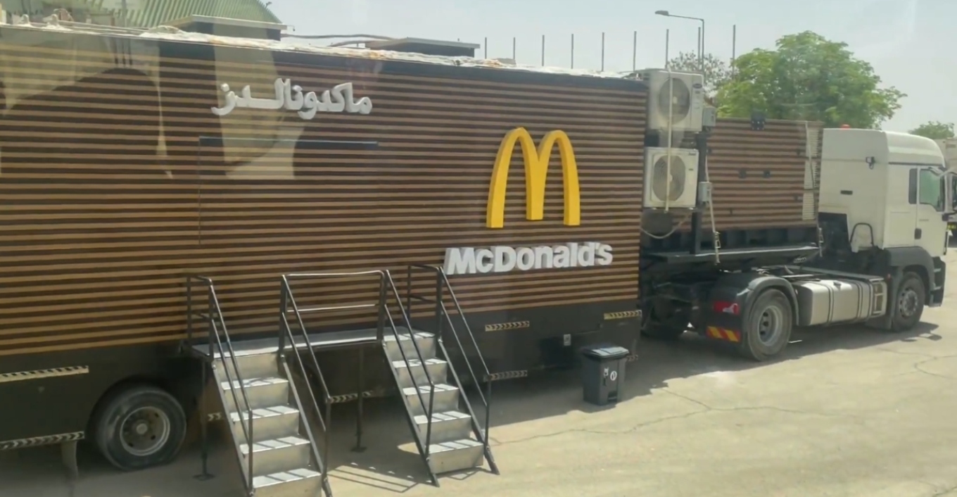 Η πρωτότυπη υποδοχή του Ν.Τραμπ στη Σαουδική Αραβία με κινητό κατάστημα ΜcDonald’s! (βίντεο)