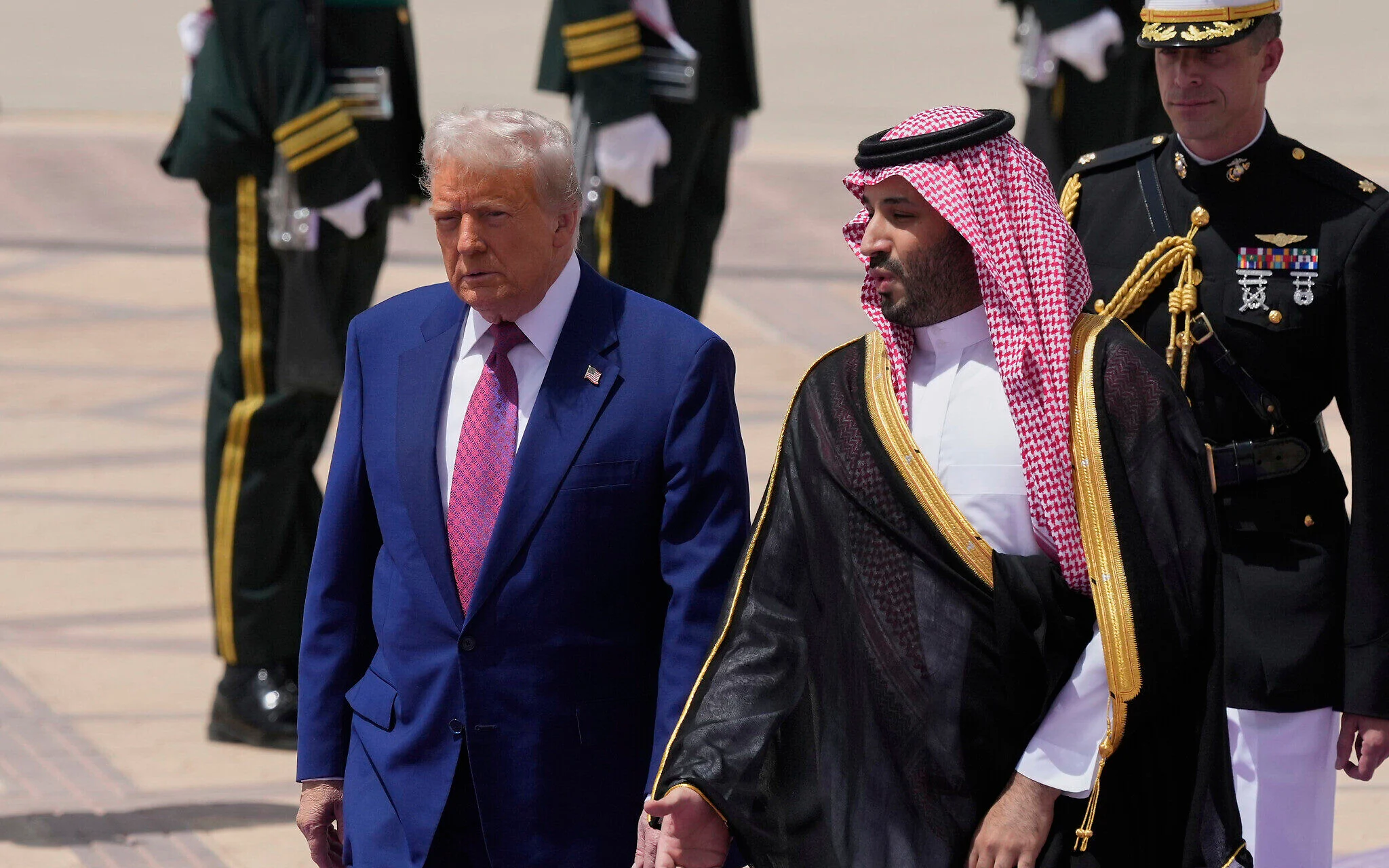 Εντυπωσιάστηκαν από την αύρα του Ν.Τραμπ οι Σαουδάραβες: Δημιούργησαν «ουρές» για μια χειραψία μαζί του (βίντεο)