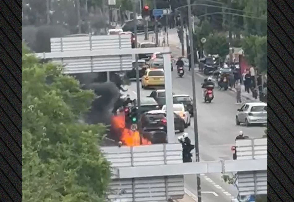 Η στιγμή που μηχανή «τυλίγεται» στις φλόγες στο κέντρο της Αθήνας – Δείτε βίντεο