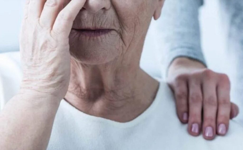 Άνοια: Τα 6 πρώτα προειδοποιητικά σημάδια που πρέπει να προσέξετε