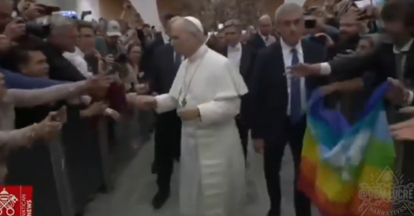 Viral η στιγμή που ο Πάπας Λέων ο ΙΔ’ φαίνεται να αγνοεί χαρακτηριστικά σημαία των ΛΟΑΤΚΙ (βίντεο)