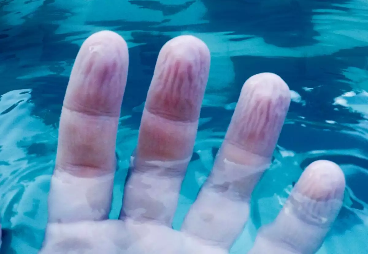 Έχετε αναρωτηθεί; – Γιατί ζαρώνουν τα χέρια μας όταν είμαστε αρκετή ώρα στο νερό