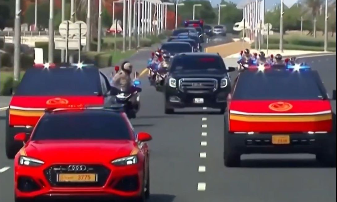 Κινηματογραφική υποδοχή του Ν.Τραμπ στο Κατάρ με μαχητικά αεροσκάφη και Tesla Cybertrucks – Δείτε βίντεο