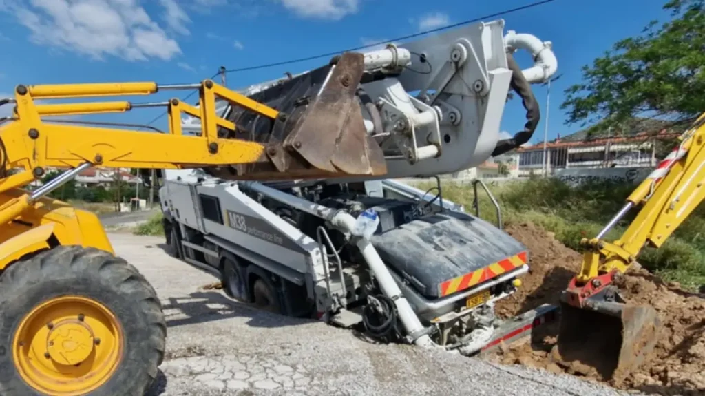 Ωραιόκαστρο: Υποχώρησε η άσφαλτος σε κεντρικό δρόμο και «κατάπιε» φορτηγό (βίντεο)