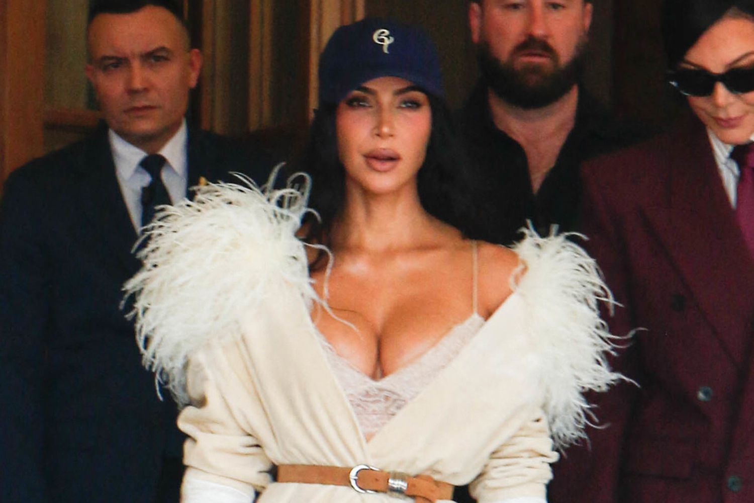 Κιμ Καρντάσιαν: Οι νέες εκκεντρικές εμφανίσεις της στο Παρίσι «μαγνήτισαν» όλα τα βλέμματα (φωτο)