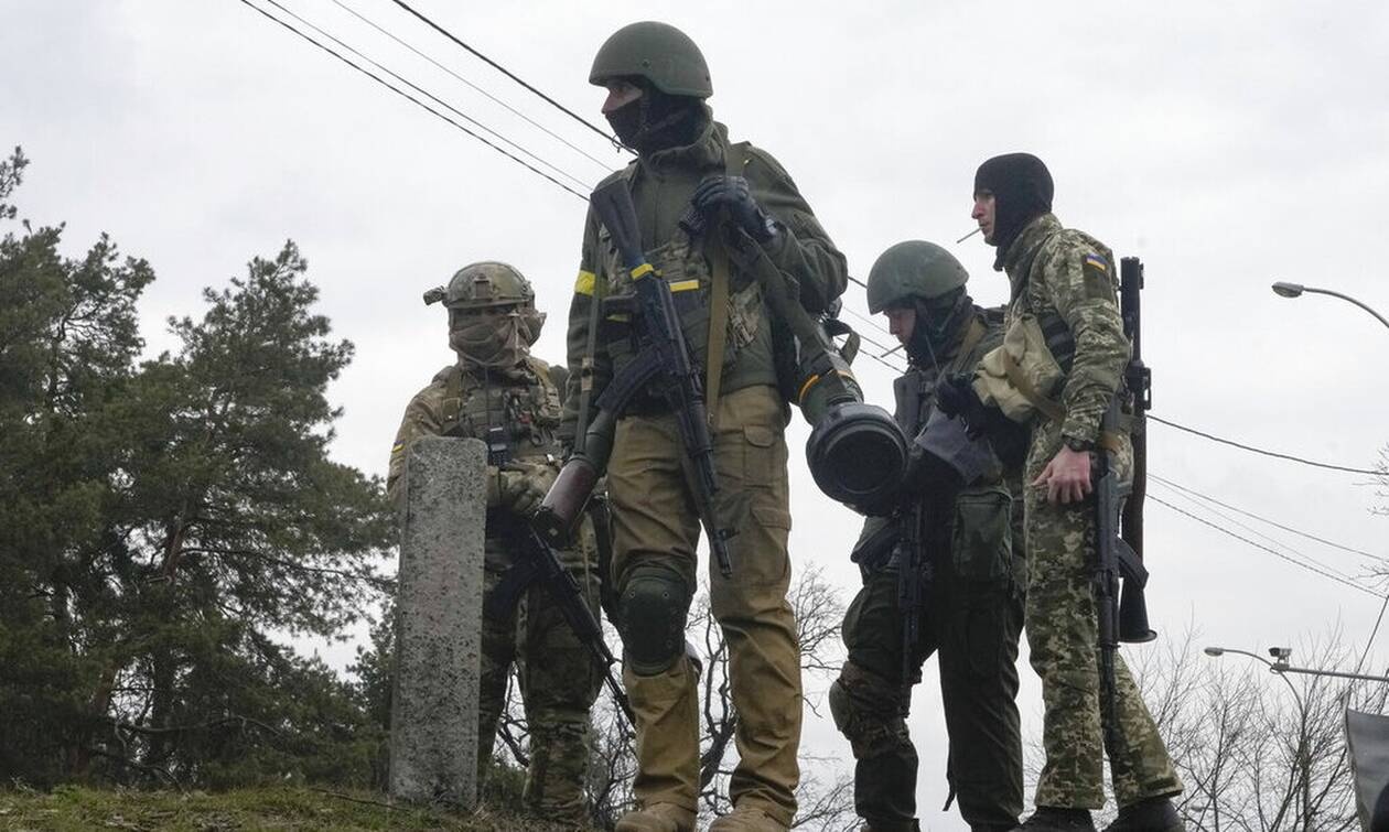 Ομάδα 4 Ουκρανών στρατιωτών έφυγε «όπως όπως» για να γλυτώσει από ρωσική ενέδρα αλλά εξοντώθηκε λίγο αργότερα (vid)