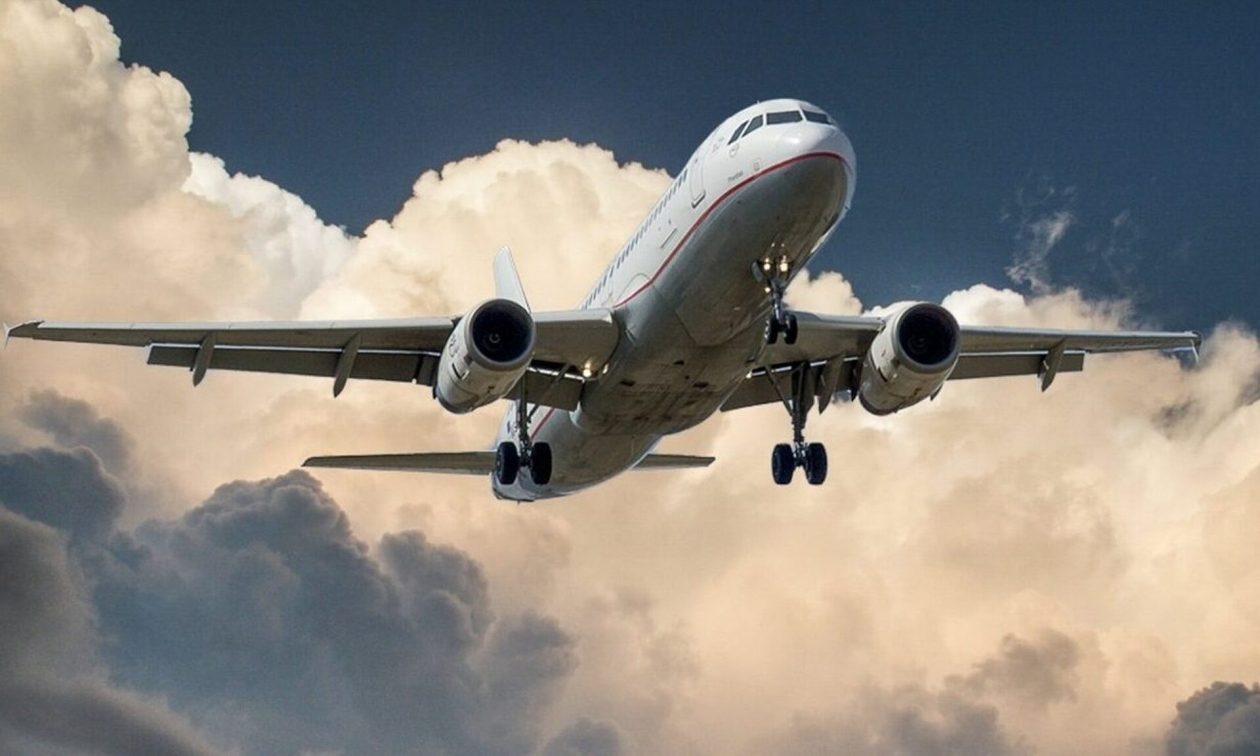 Αναστάτωση σε πτήση για το Ηράκλειο: Επιβάτης προκάλεσε «χαμό» για την πληρωμή ενός αναψυκτικού